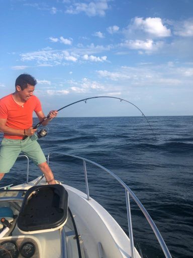 une personne pêche autour de Bréhat